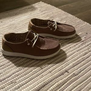 Womens corduroy Hey Dudes. Size 6